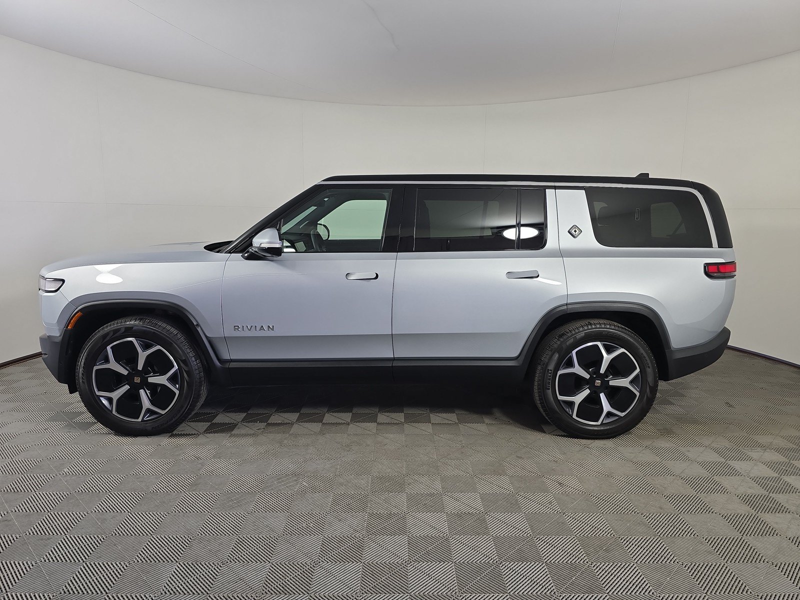 Used 2024 Rivian R1S Adventure AWD/4WD image 2