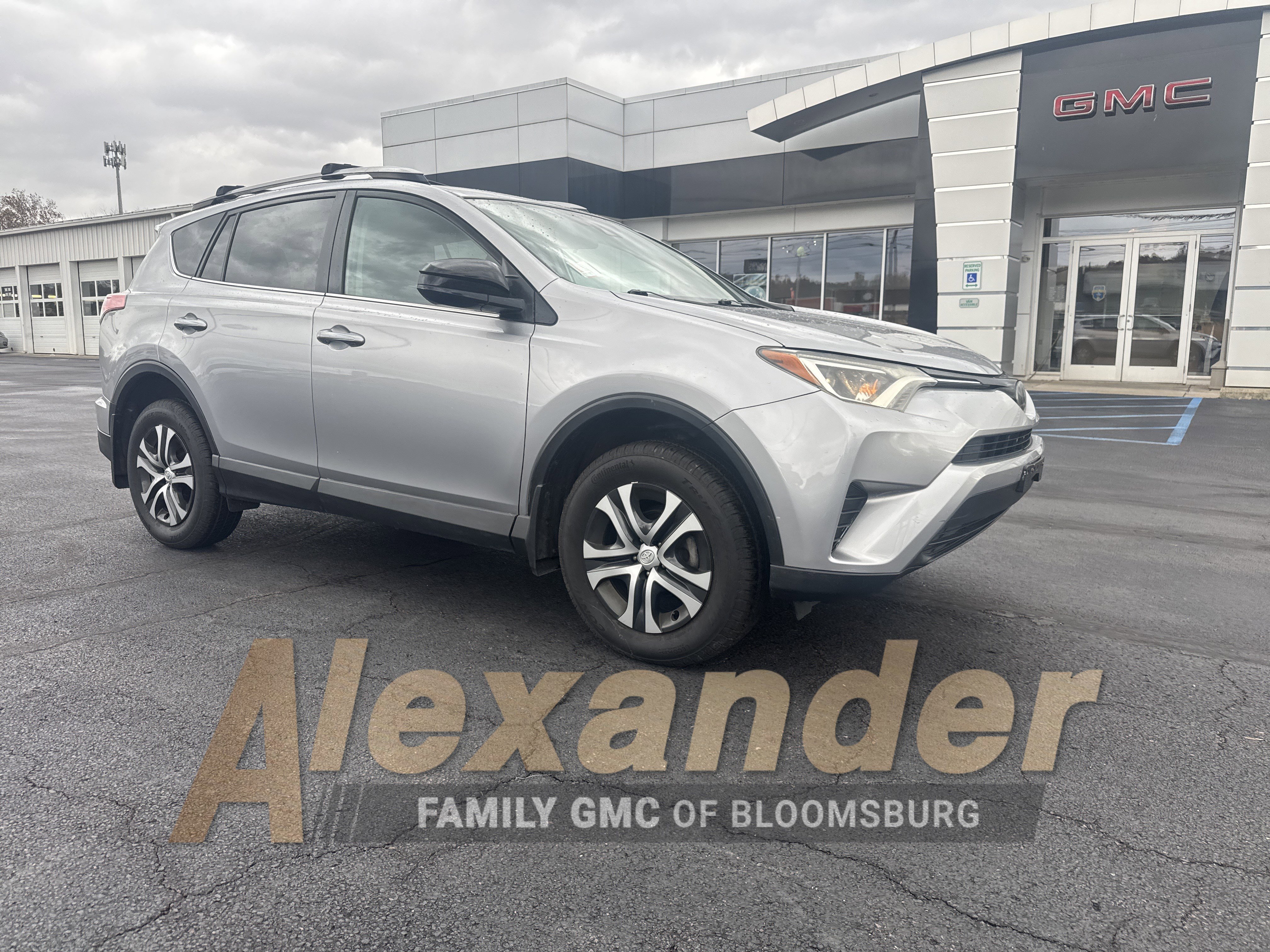 Used 2017 Toyota RAV4 LE image 1