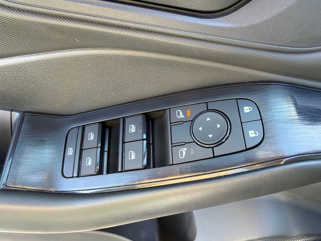 Used 2025 Nissan Rogue S AWD/4WD image 15