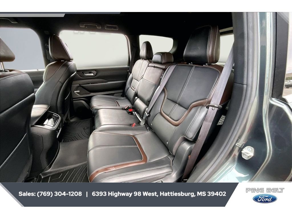 Used 2025 Nissan Armada SL image 19