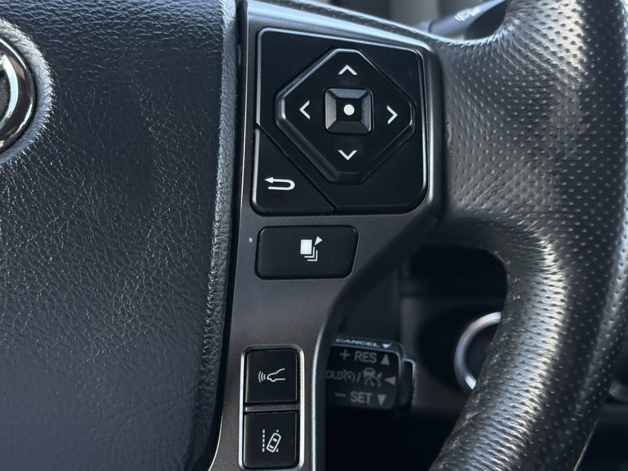 Used 2018 Toyota Tacoma TRD Off-Road AWD/4WD image 14