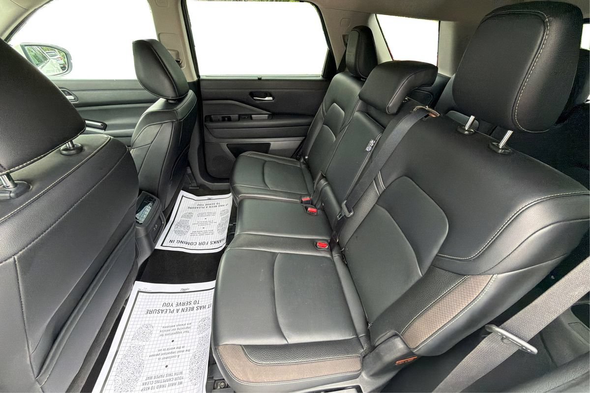 Used 2022 Nissan Pathfinder SL w/ Lighting Package (N92) AWD/4WD image 10