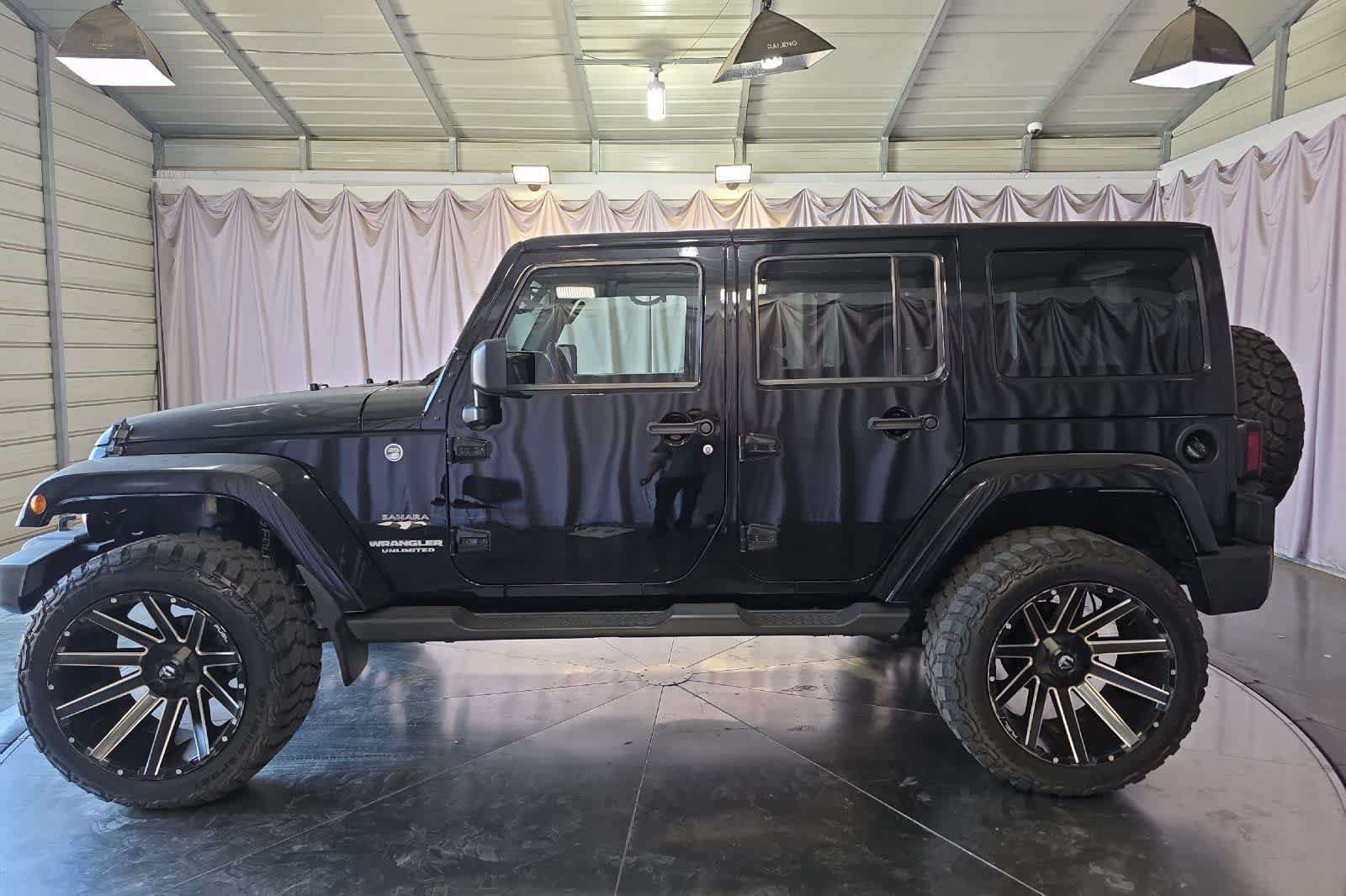Used 2017 Jeep Wrangler Unlimited Sahara w/ Connectivity Group AWD/4WD image 6