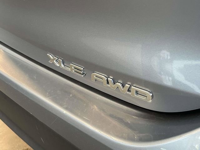 Used 2021 Toyota Highlander XLE AWD/4WD image 8
