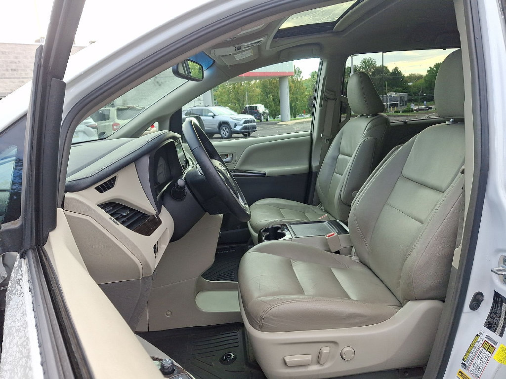 Used 2017 Toyota Sienna XLE w/ XLE Navigation Package FWD image 14