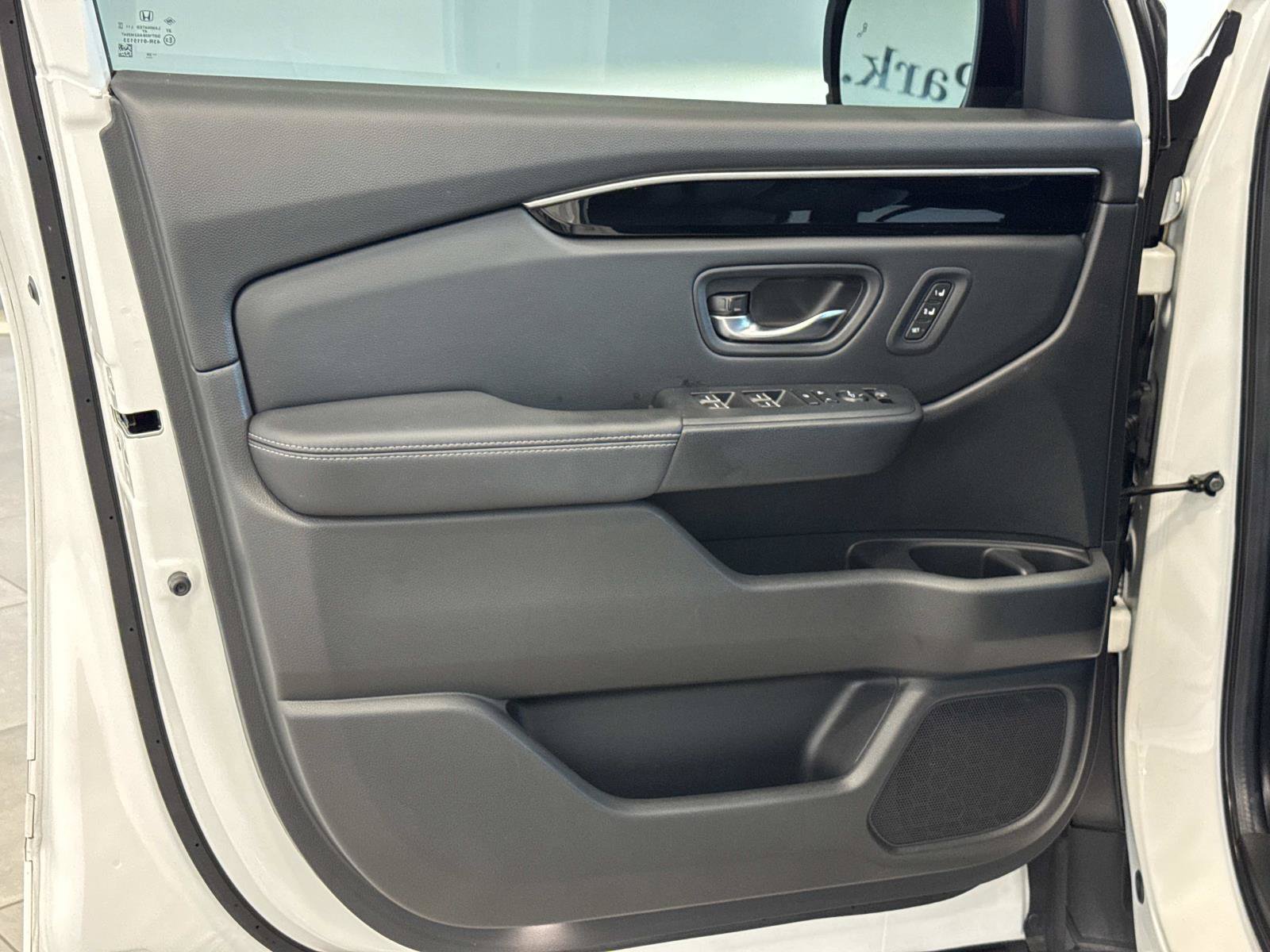 Used 2025 Honda Pilot Touring image 10
