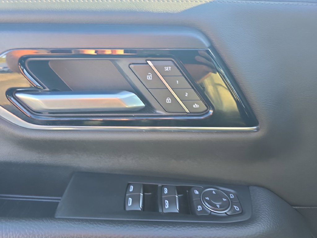 Used 2025 GMC Yukon Denali AWD/4WD image 28