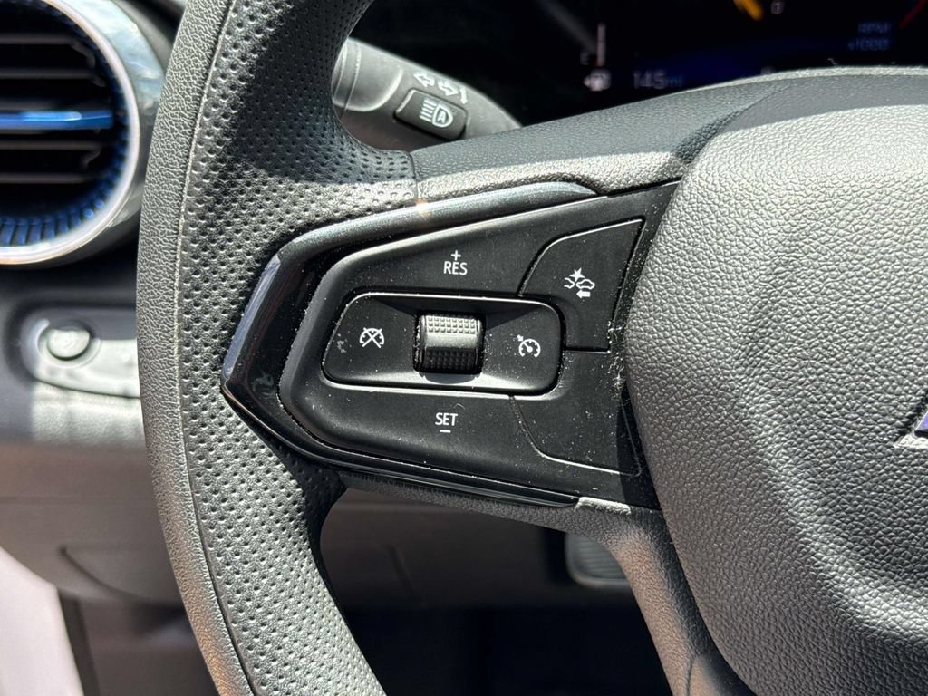 Used 2025 Chevrolet Trax LT FWD image 21