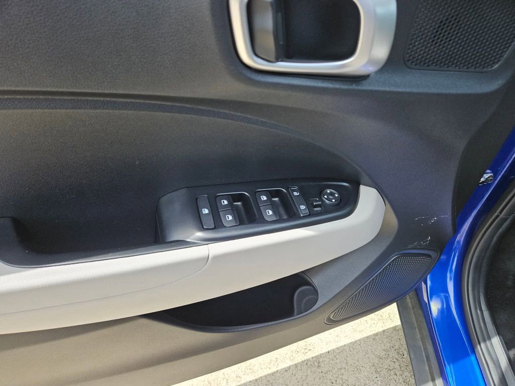 Used 2025 Hyundai Venue SEL image 15