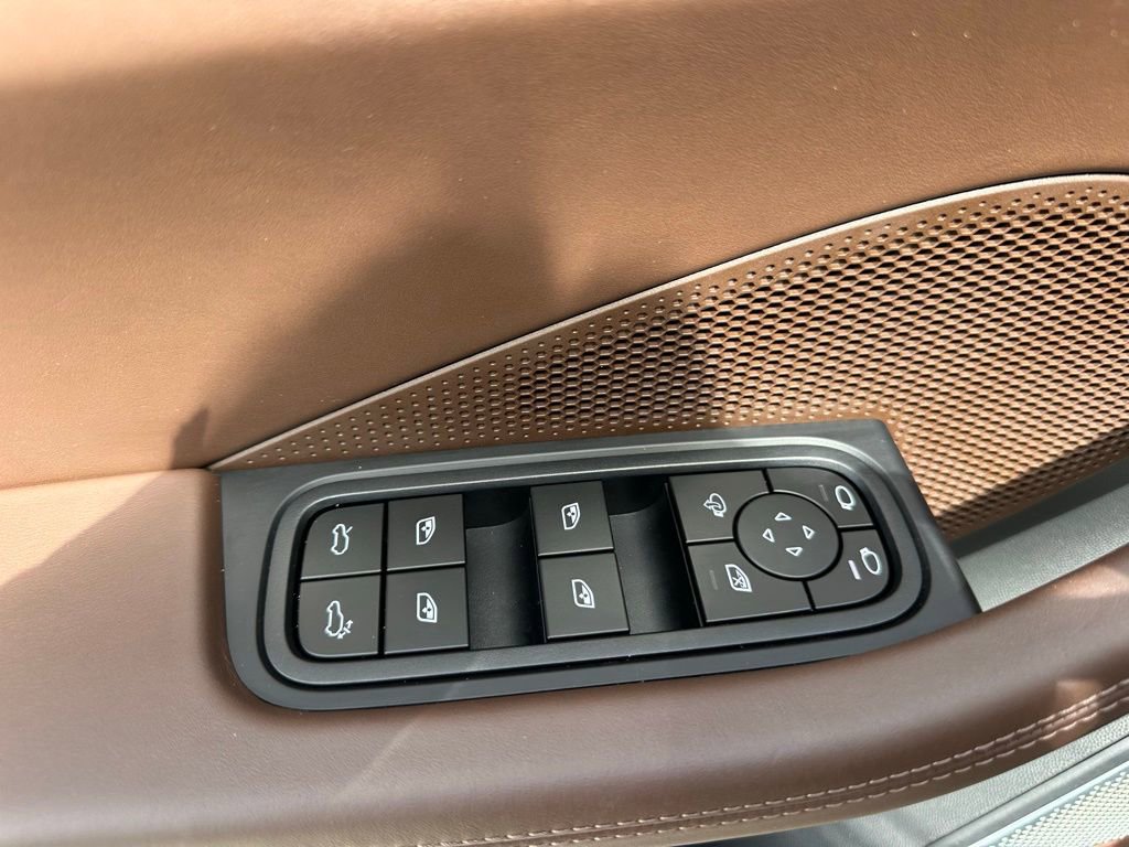 Certified 2025 Porsche Macan 4S Electric AWD/4WD image 22