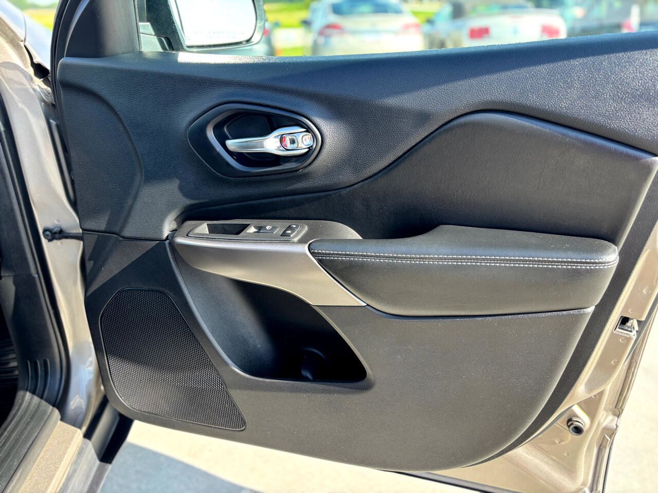 Used 2019 Jeep Cherokee Latitude w/ Popular Appearance Group image 26