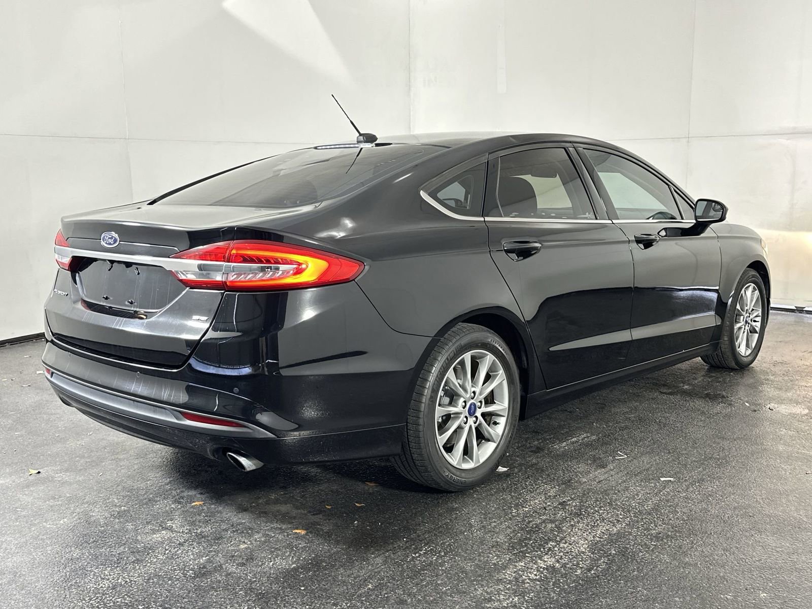 Used 2017 Ford Fusion SE w/ Fusion SE Technology Package image 8