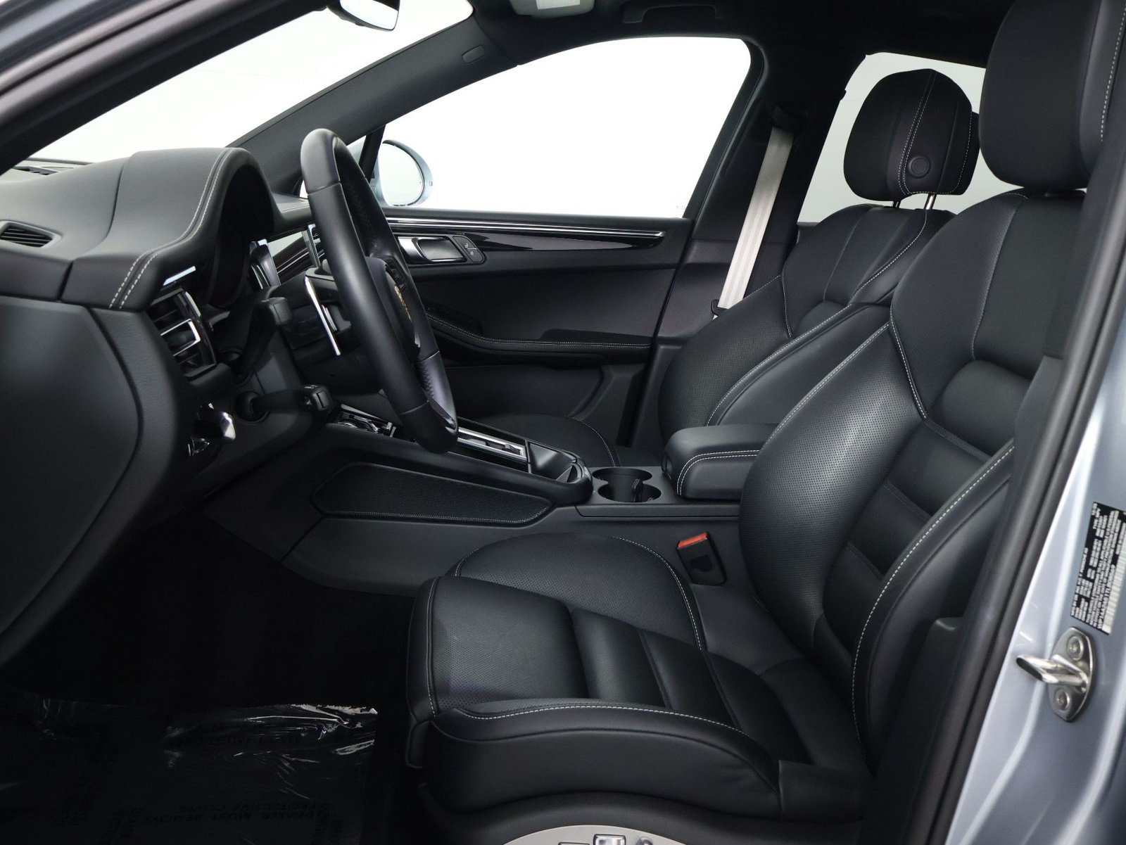 Certified 2026 Porsche Macan AWD/4WD image 5