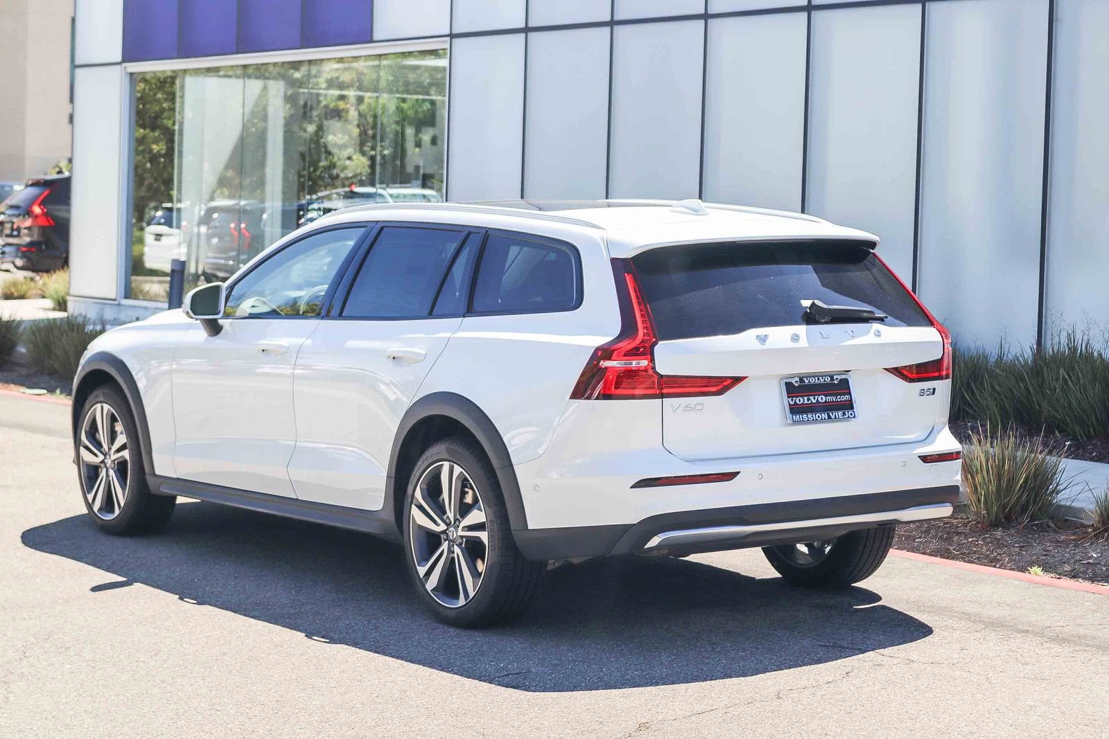 New 2026 Volvo V60 B5 Cross Country Plus w/ Climate Package AWD/4WD image 4