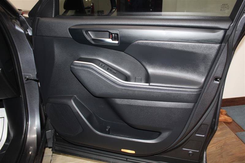 Used 2021 Toyota Highlander XLE AWD/4WD image 34