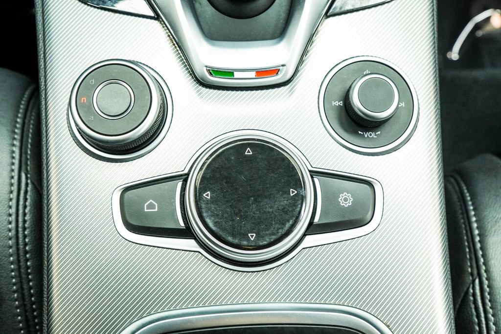 Used 2023 Alfa Romeo Stelvio Veloce AWD/4WD image 25