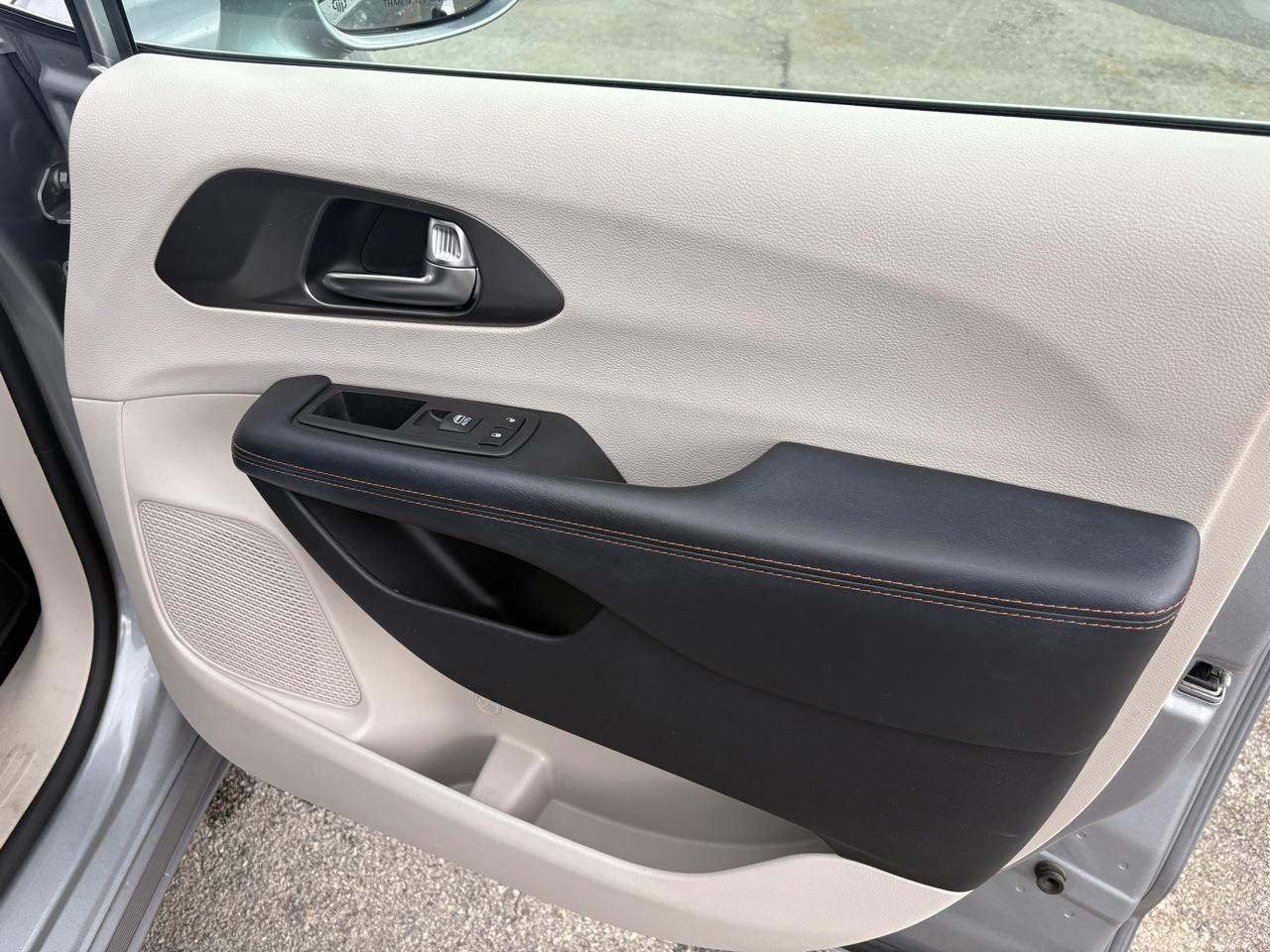 Used 2020 Chrysler Pacifica Touring w/ Advanced Safetytec Group FWD image 37