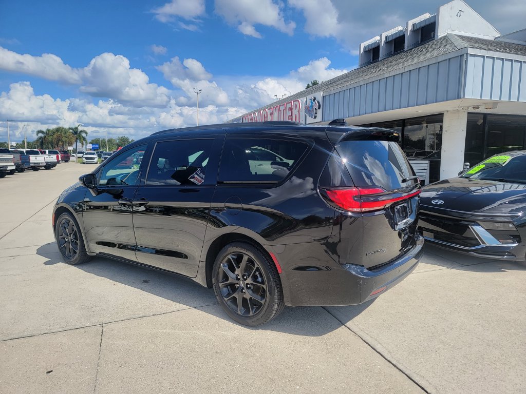 Used 2025 Chrysler Pacifica Limited FWD image 3