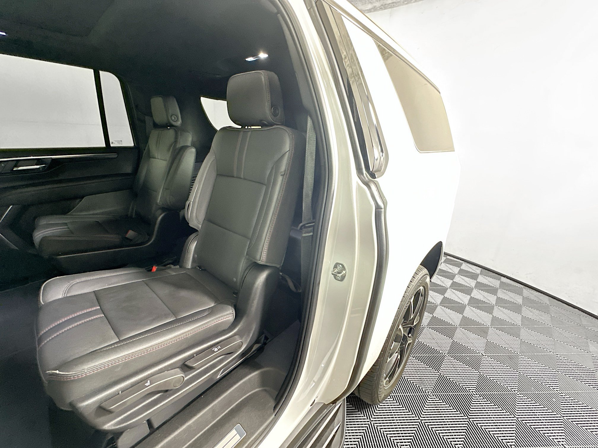 Used 2025 Chevrolet Suburban RST w/ Comfort Package RWD image 26