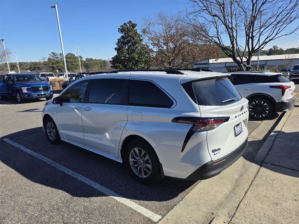 Used 2025 Toyota Sienna XLE w/ XLE Plus Package image 12