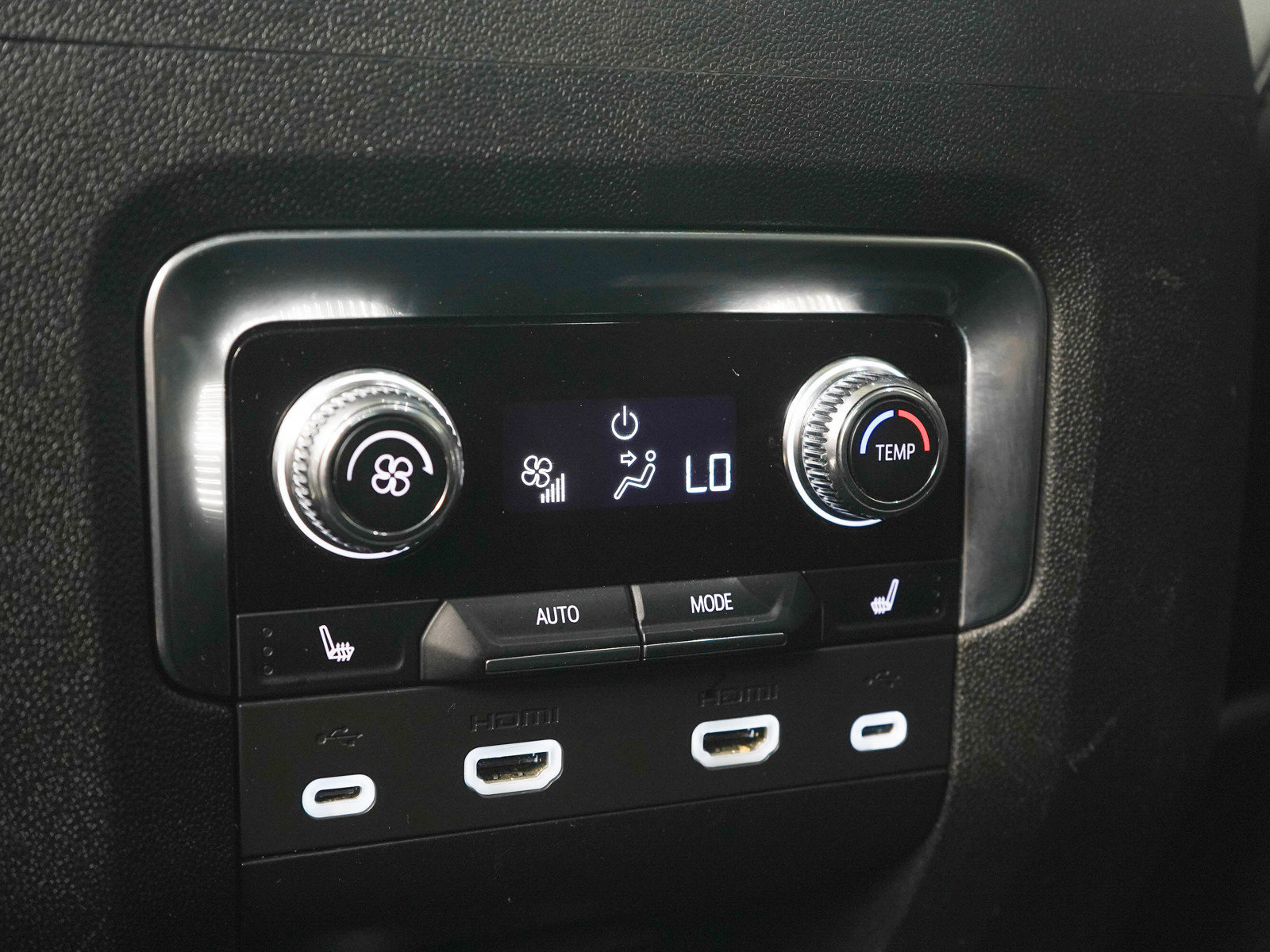 Used 2021 GMC Yukon AT4 w/ AT4 Premium Plus Package AWD/4WD image 17