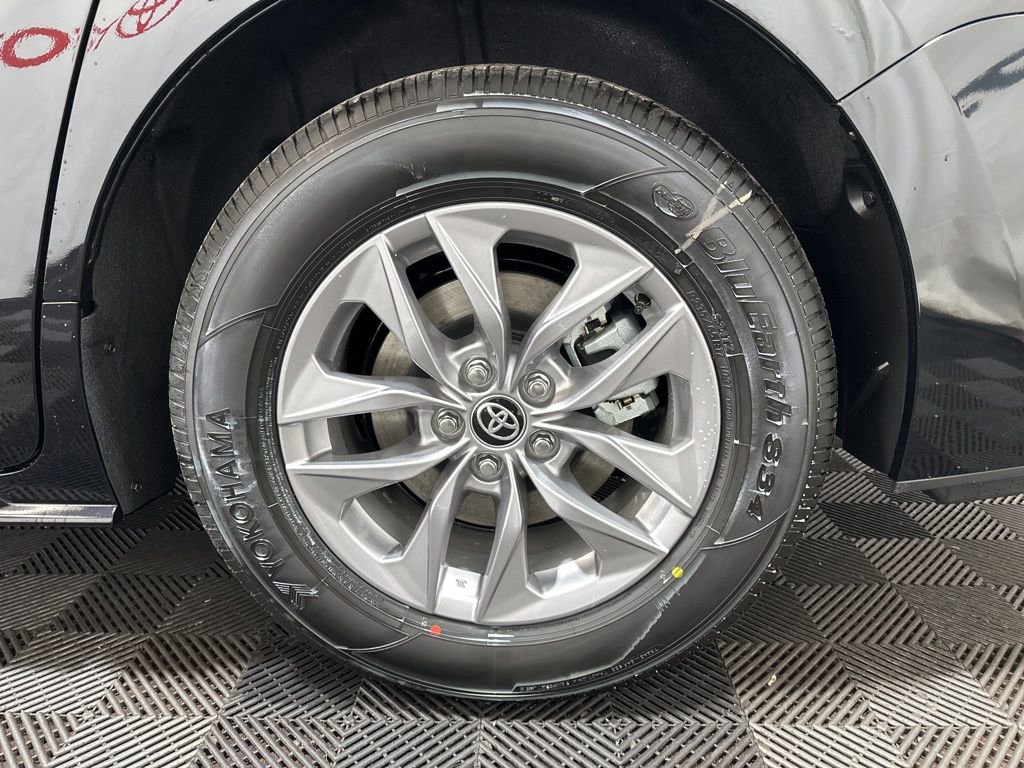 New 2026 Toyota Sienna XLE image 33
