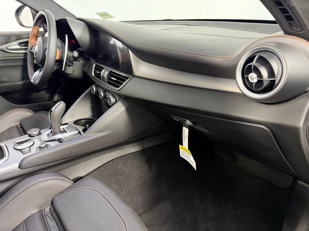 Used 2025 Alfa Romeo Giulia AWD image 32
