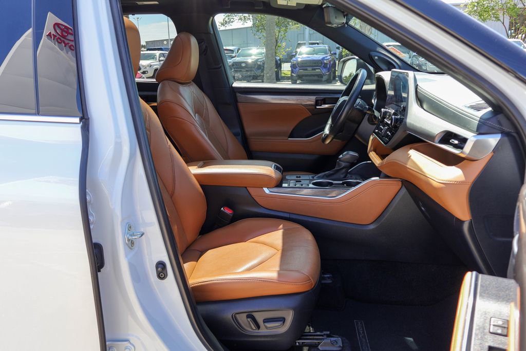Used 2024 Toyota Highlander Platinum image 9