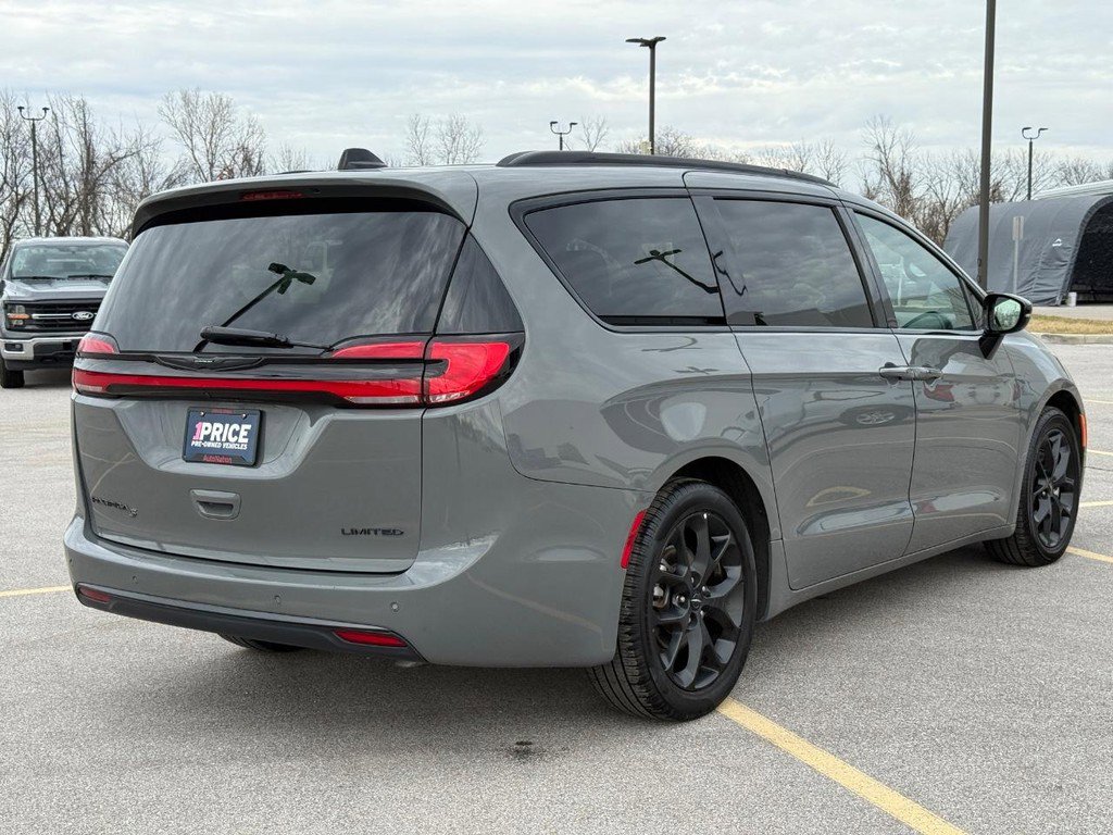 Used 2025 Chrysler Pacifica Limited image 5