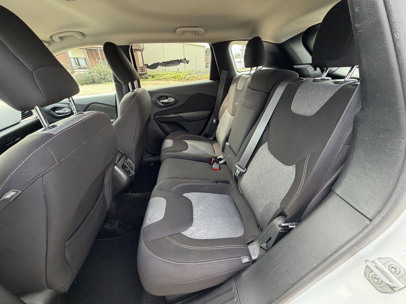 Used 2016 Jeep Cherokee Sport image 14