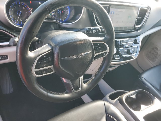 Used 2023 Chrysler Pacifica Touring-L FWD image 18