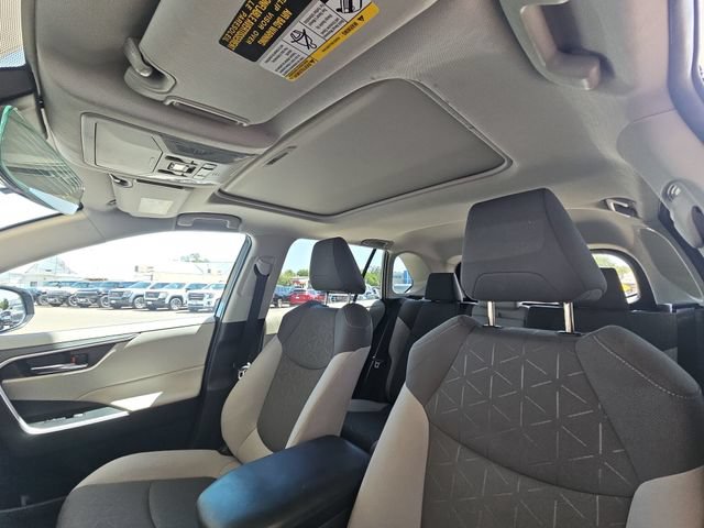 Used 2021 Toyota RAV4 XLE w/ Convenience Package FWD image 14