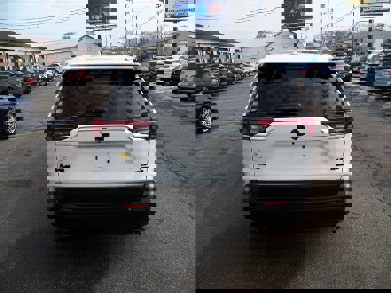 Used 2019 Toyota RAV4 LE w/ Carpet Mat Package AWD/4WD image 4