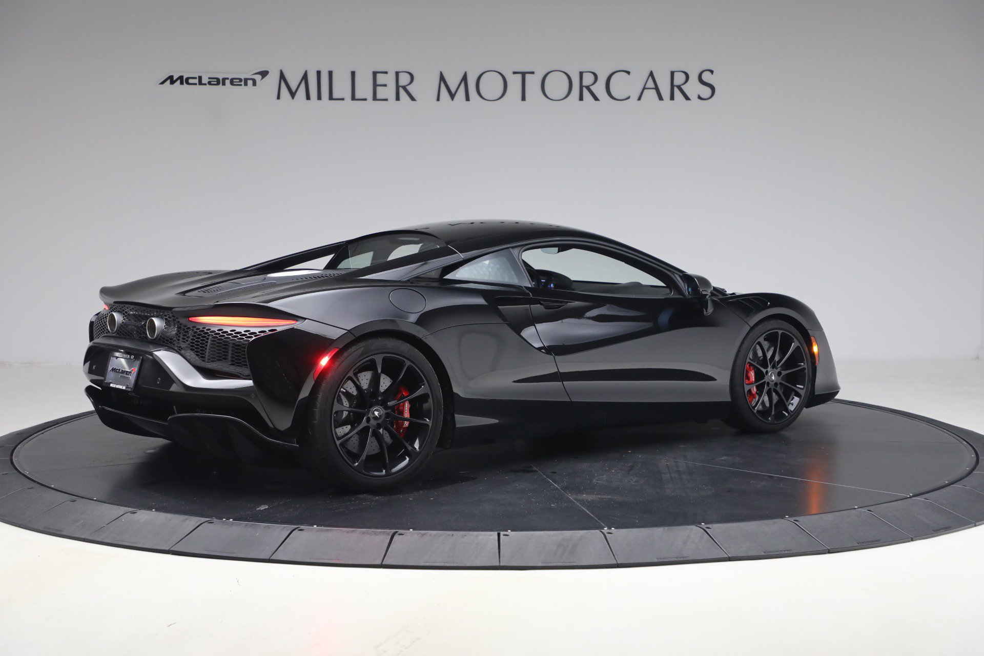 Used 2024 McLaren Artura RWD image 8