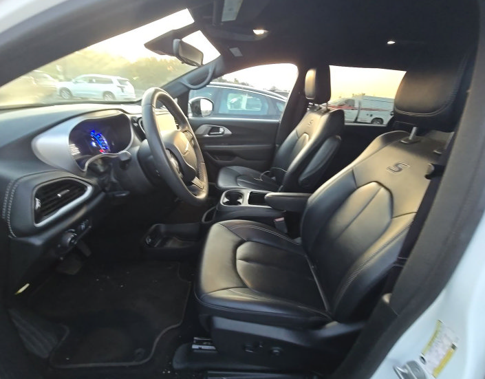 Used 2024 Chrysler Pacifica Limited FWD image 5