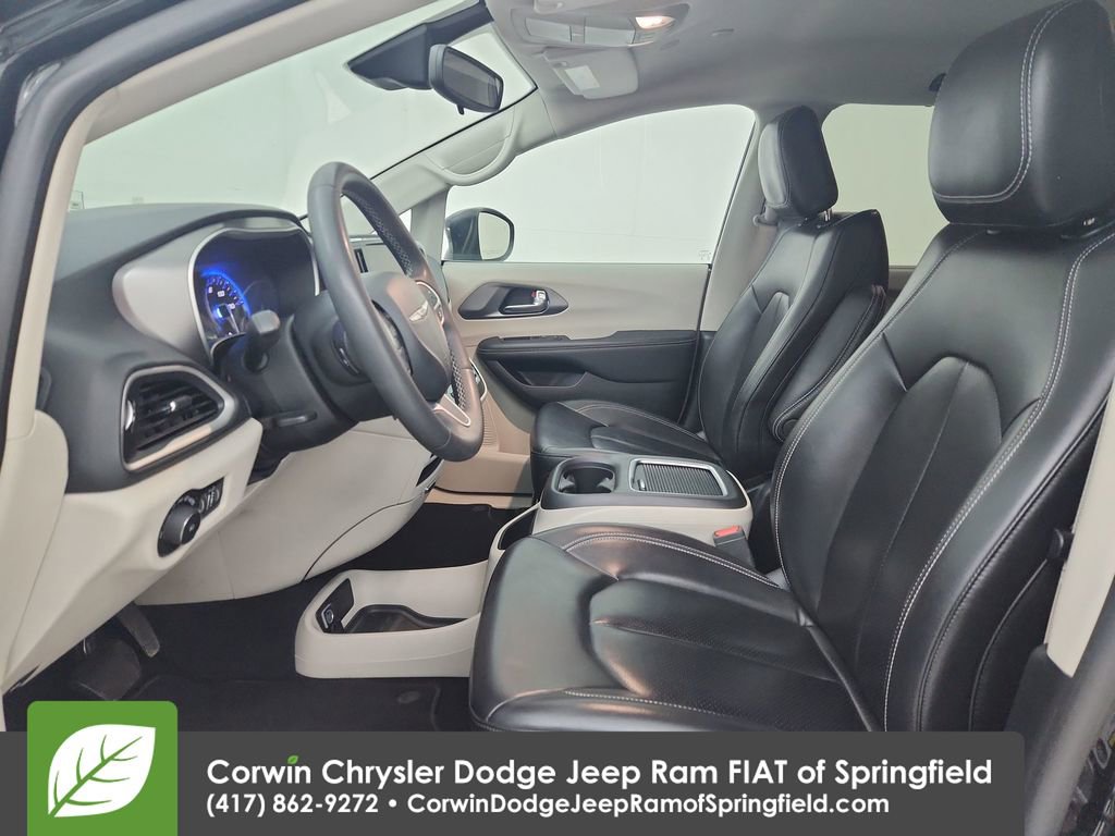 Used 2023 Chrysler Pacifica Touring-L image 18