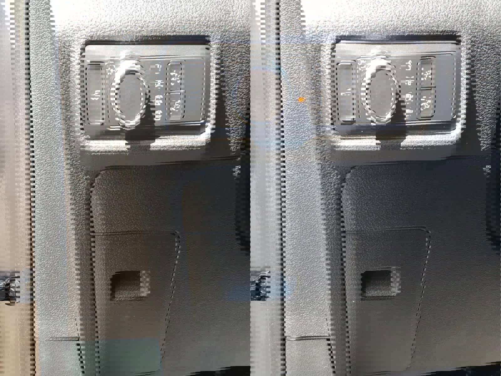 Used 2021 Ford Explorer XLT AWD/4WD image 12