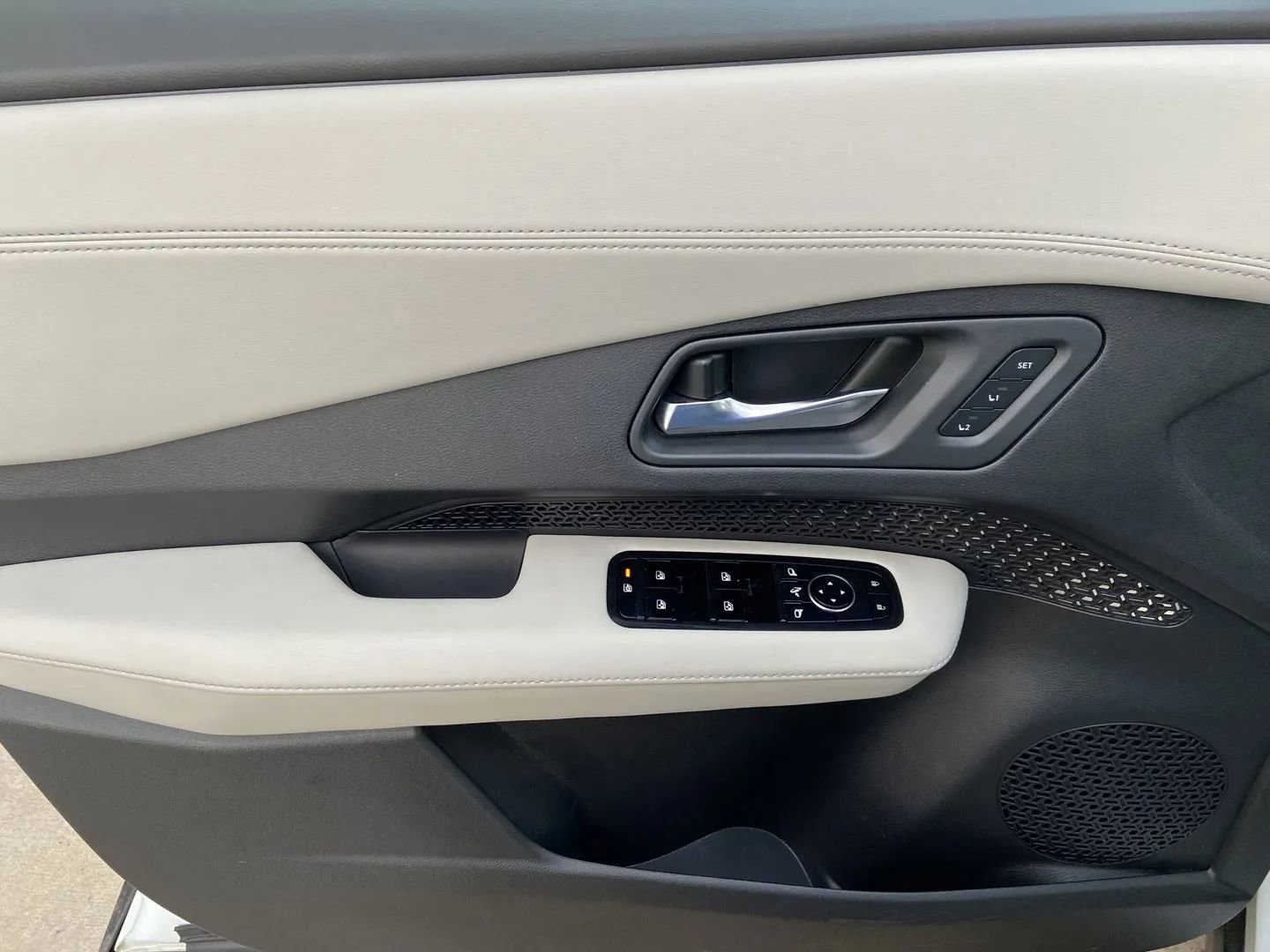 Used 2024 Nissan Ariya AWD image 10