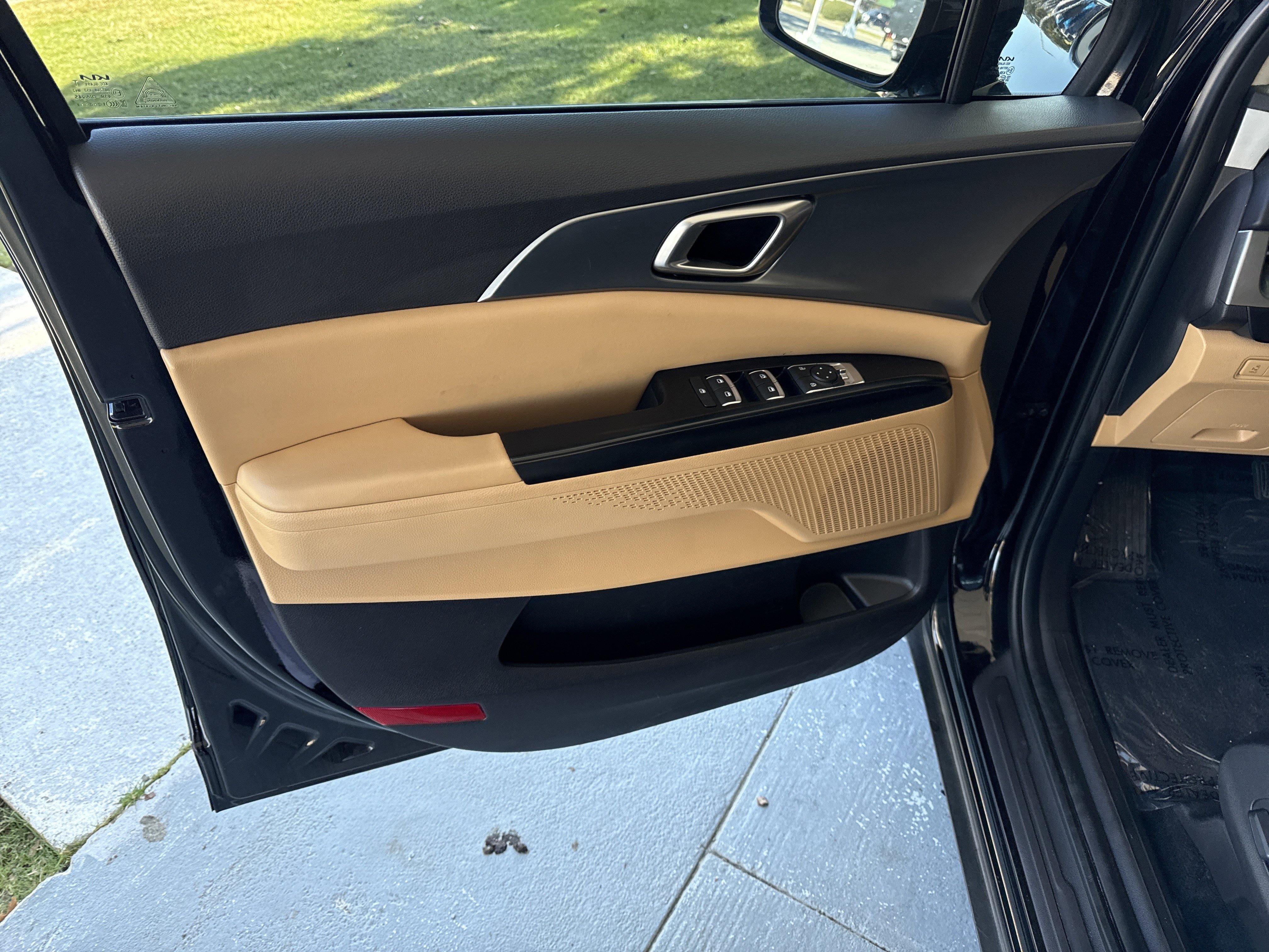 Used 2023 Kia Carnival LX image 13