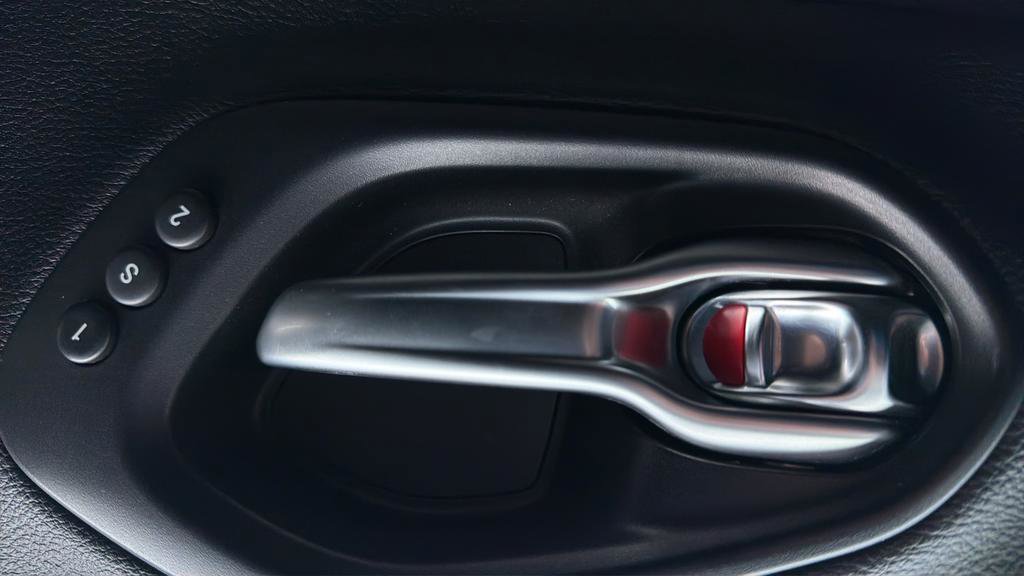 Used 2021 Jeep Cherokee Limited image 25