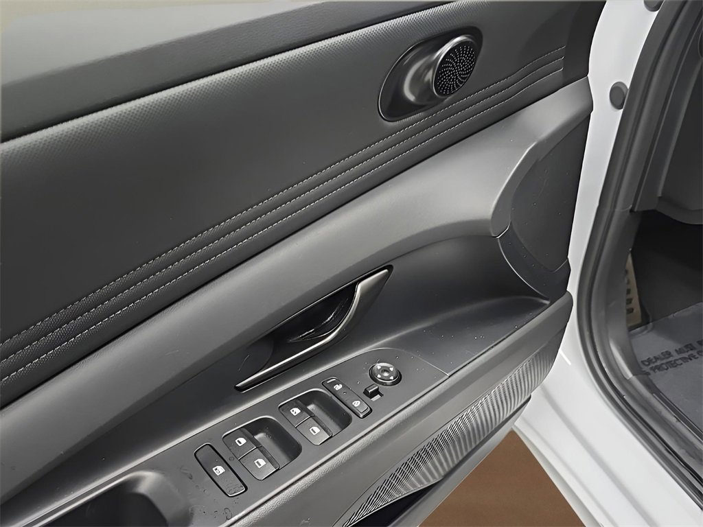 Used 2025 Hyundai Elantra Sport image 10