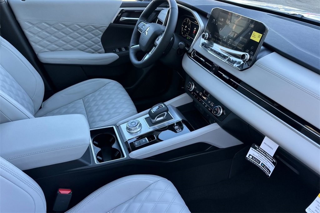 New 2025 Mitsubishi Outlander SEL image 16
