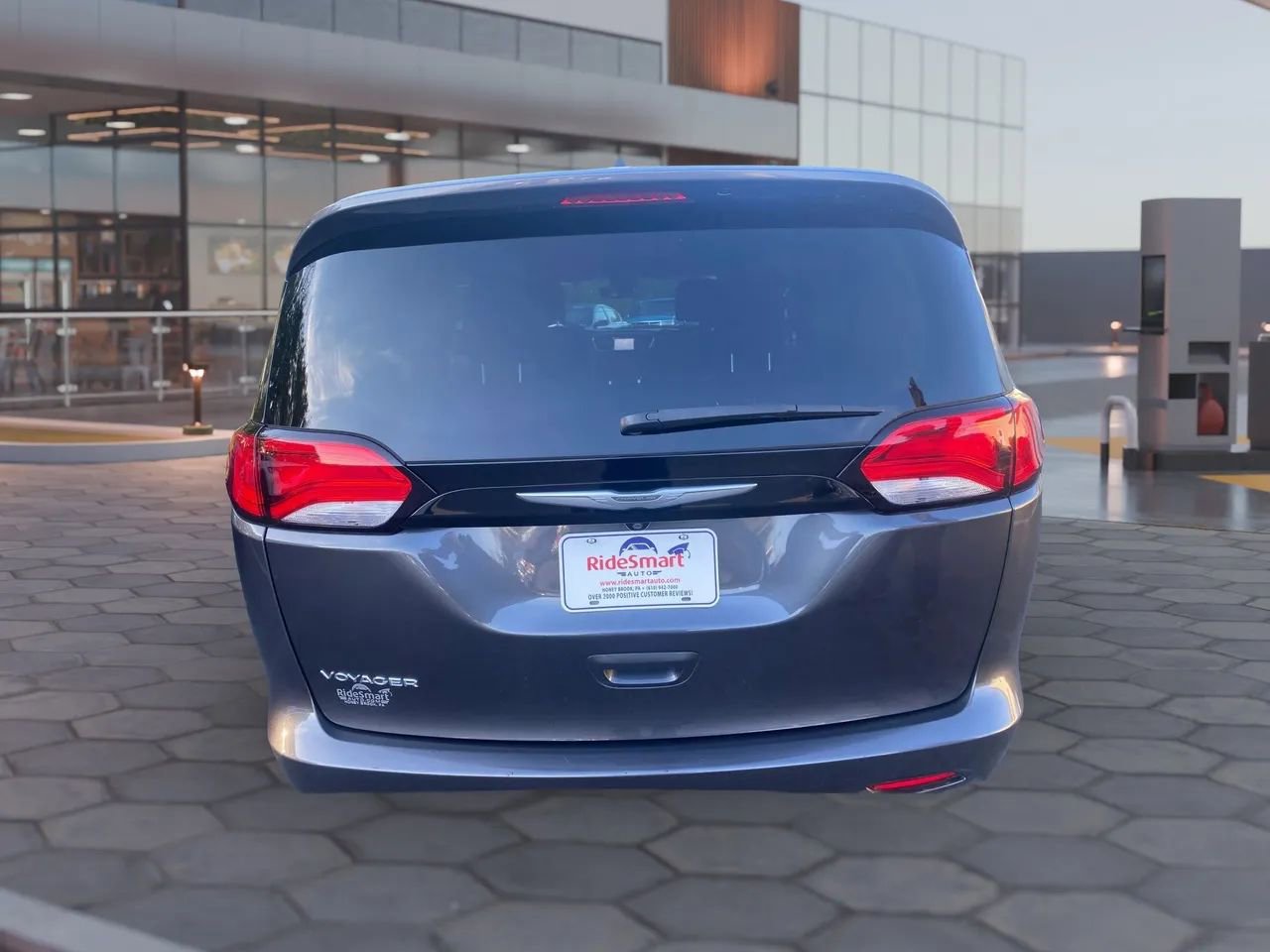 Used 2023 Chrysler Voyager LX image 7