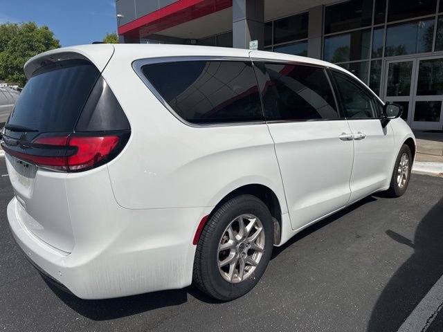 Used 2024 Chrysler Pacifica Touring-L image 8