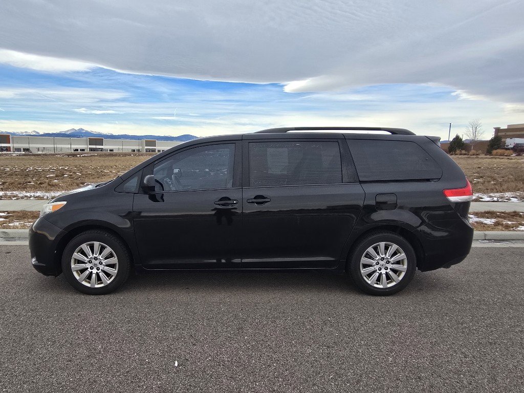 Used 2014 Toyota Sienna XLE image 2