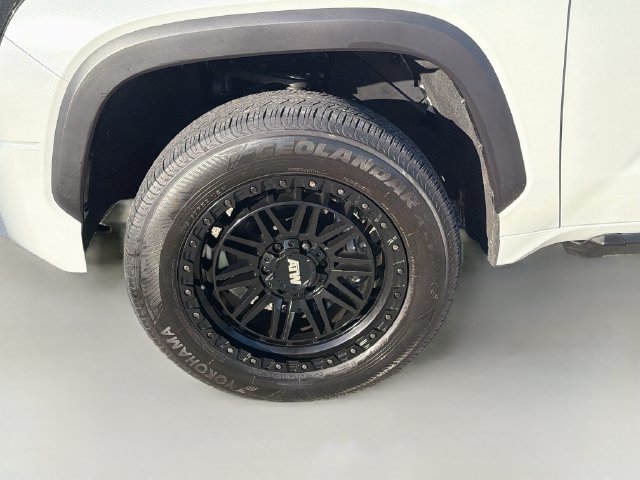 Used 2025 Toyota Tundra Limited AWD/4WD image 40