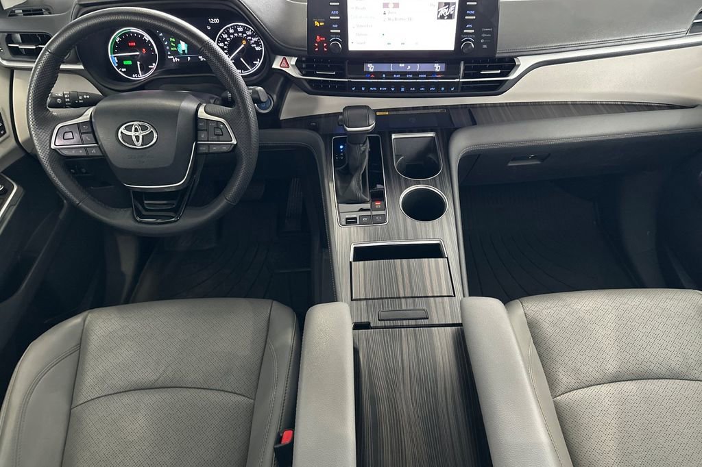 Used 2023 Toyota Sienna Limited image 13