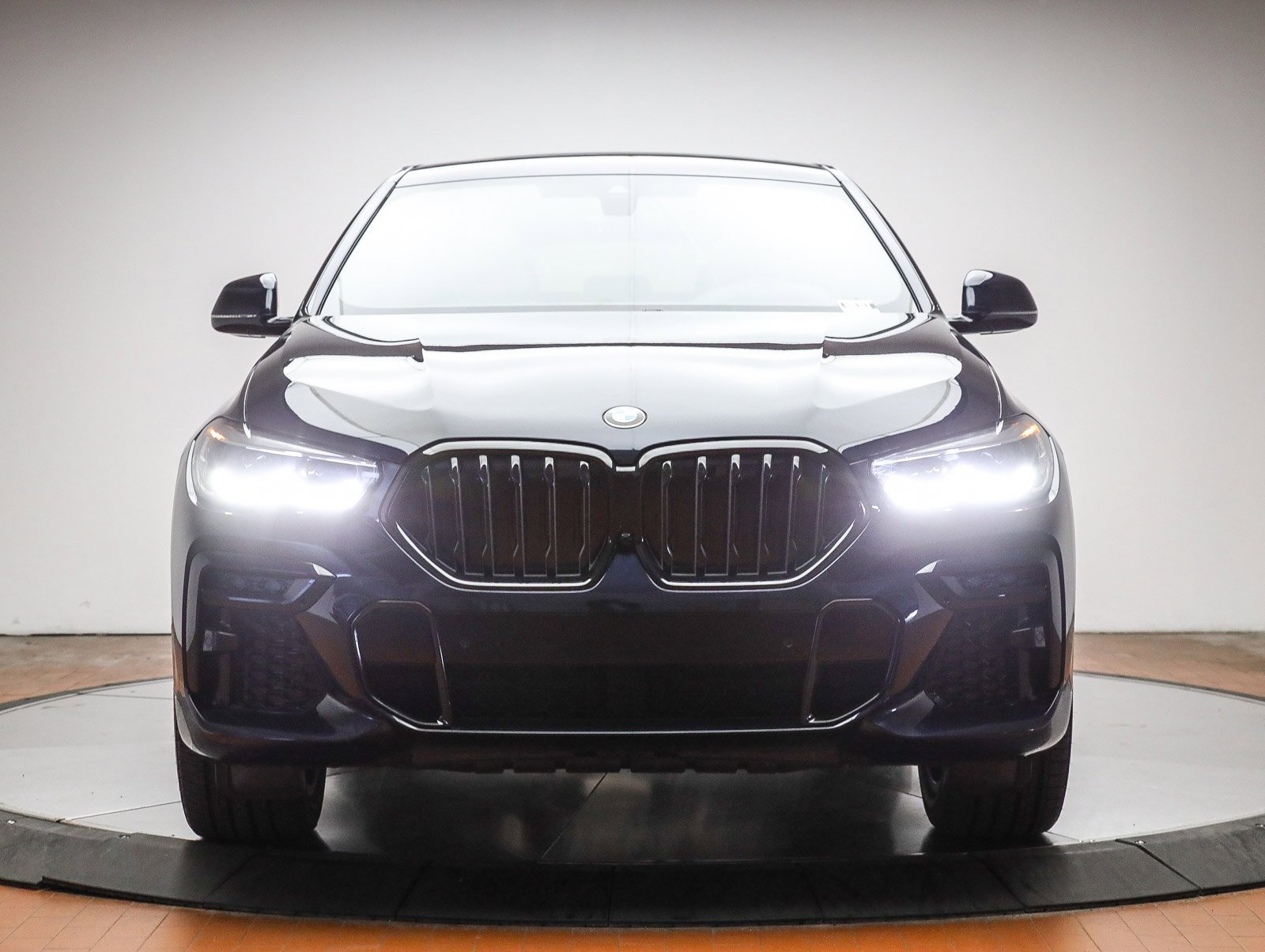 Certified 2023 BMW X6 xDrive40i w/ M Sport Package image 2