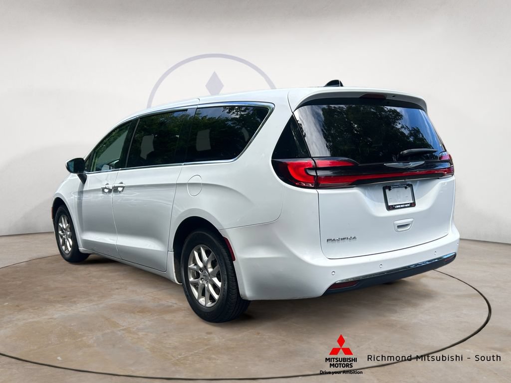 Used 2023 Chrysler Pacifica Touring-L FWD image 5