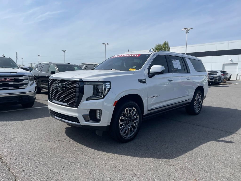 Used 2023 GMC Yukon XL Denali Ultimate AWD/4WD image 3
